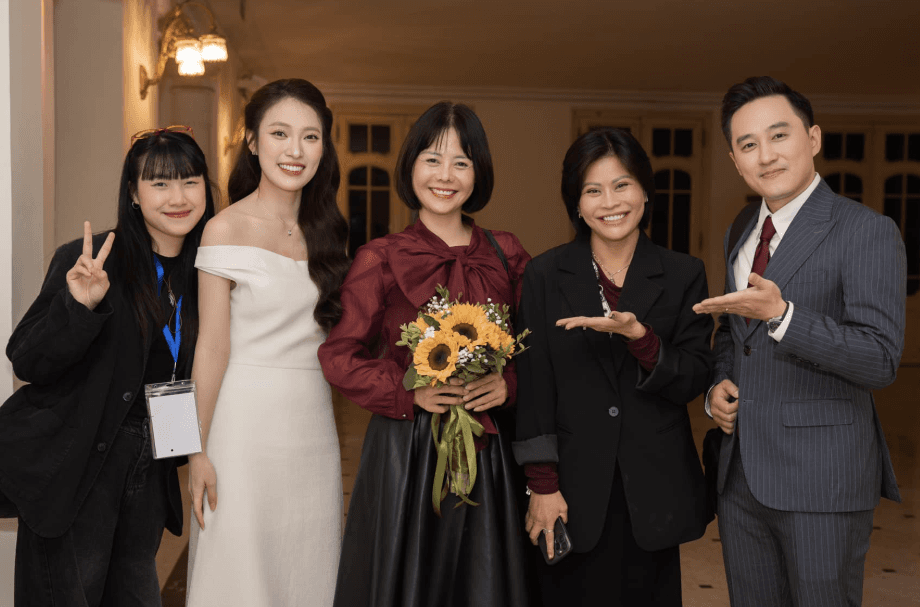 Làm Sugar Auntie tiêu tiền cho các cháu | Bao trọn du lịch nước ngoài VyLog by Khánh Vy OFFICIAL 17 minutes